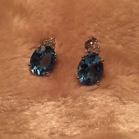 Gorgeous 14kt gold blue topaz diamond earrings - Picture 4 of 4